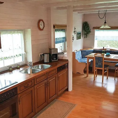 2 Bedroom Gorgeous In Prázdninový dům Teterow